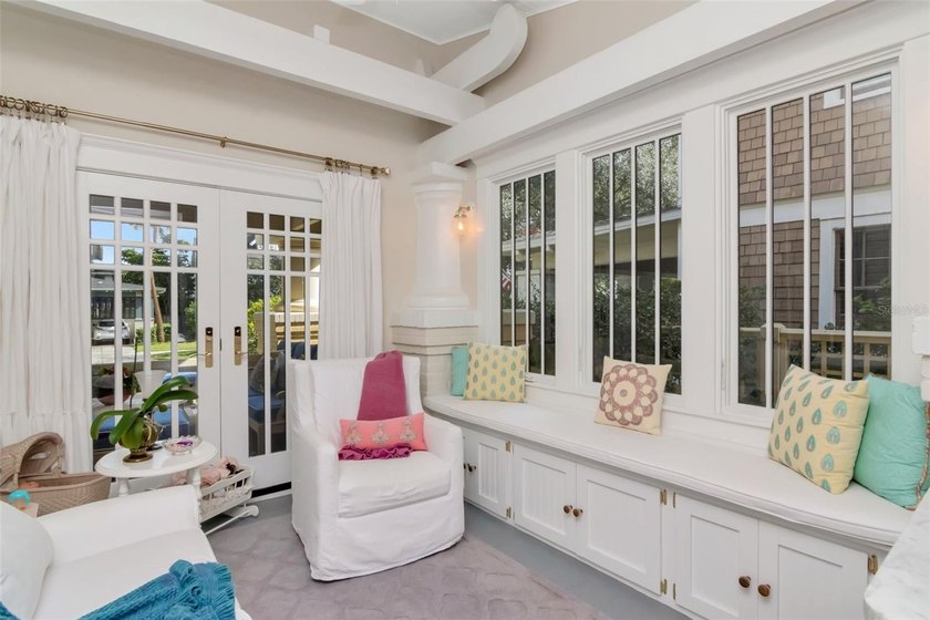 Located in the heart of historic Hyde Park, this beautifully - photo 13