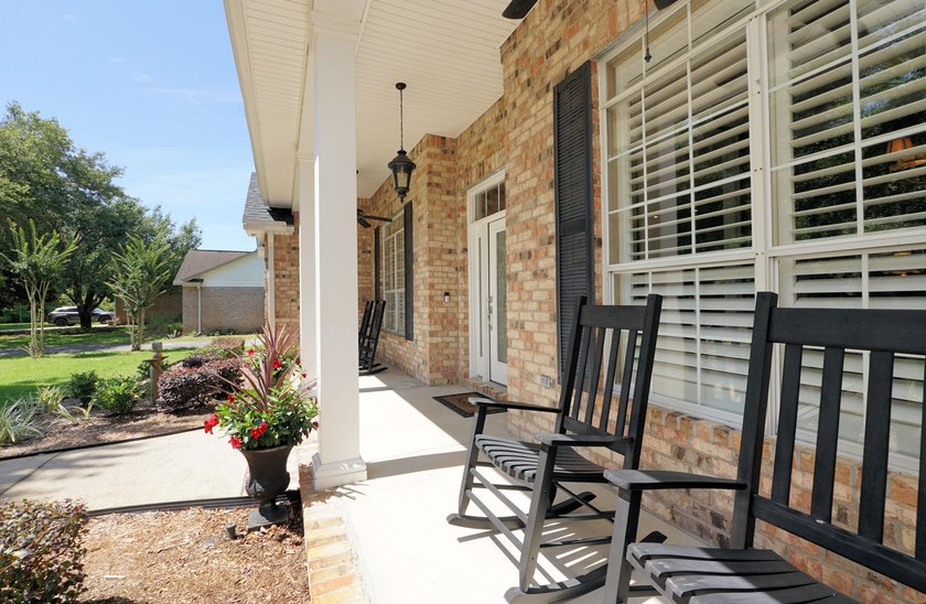 Gorgeous move-in-ready home on an oversized lot! This - photo 4