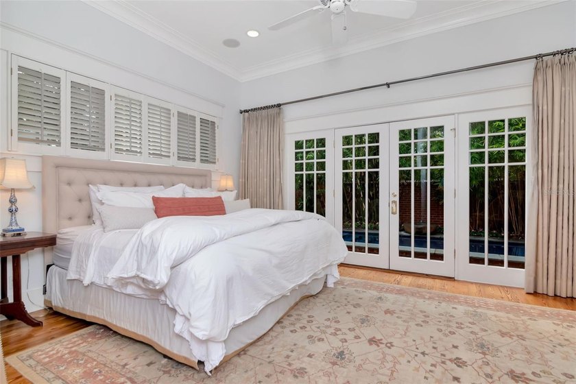 Located in the heart of historic Hyde Park, this beautifully - photo 14