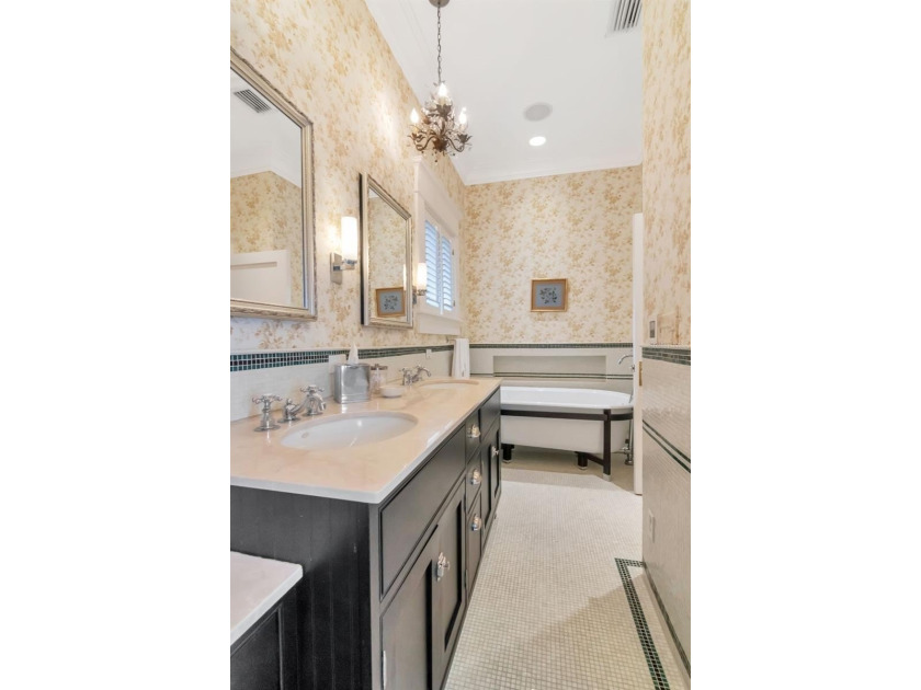 Located in the heart of historic Hyde Park, this beautifully - photo 16