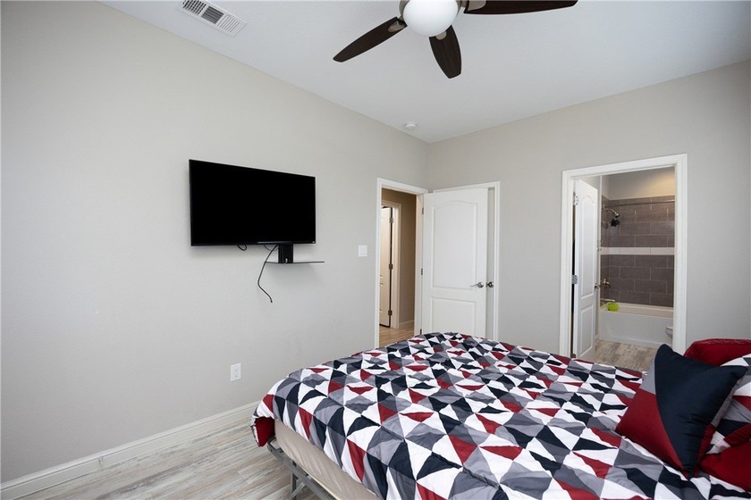 Turn key, coastal charm meets effortless living just minutes - photo 17