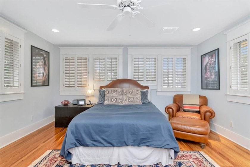 Located in the heart of historic Hyde Park, this beautifully - photo 17