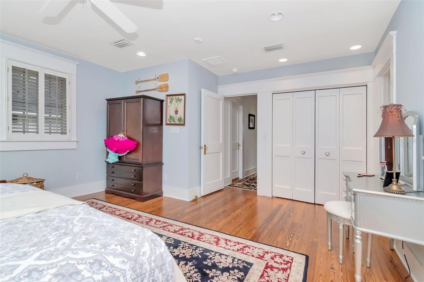 Located in the heart of historic Hyde Park, this beautifully - photo 20