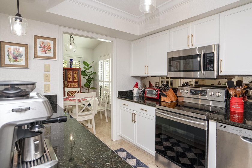 Rare end-unit condo in Summer House, offering exceptional - photo 22