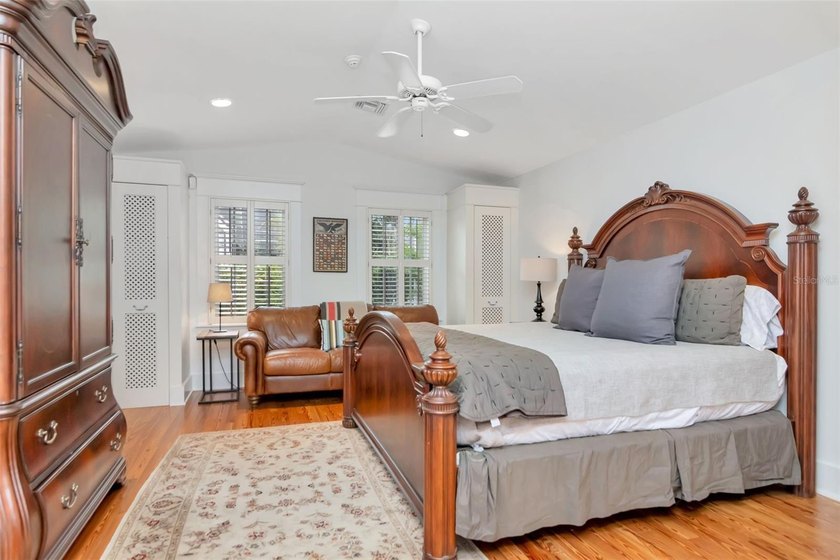 Located in the heart of historic Hyde Park, this beautifully - photo 23