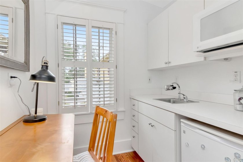 Located in the heart of historic Hyde Park, this beautifully - photo 25