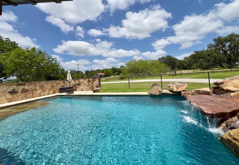 Rare opportunity to acquire a home in the heart of the hill - photo 4