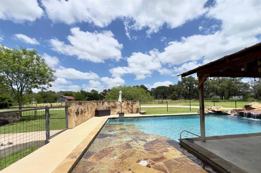 Rare opportunity to acquire a home in the heart of the hill - photo 5