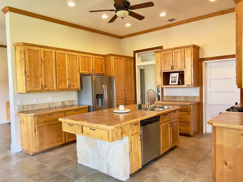Rare opportunity to acquire a home in the heart of the hill - photo 9