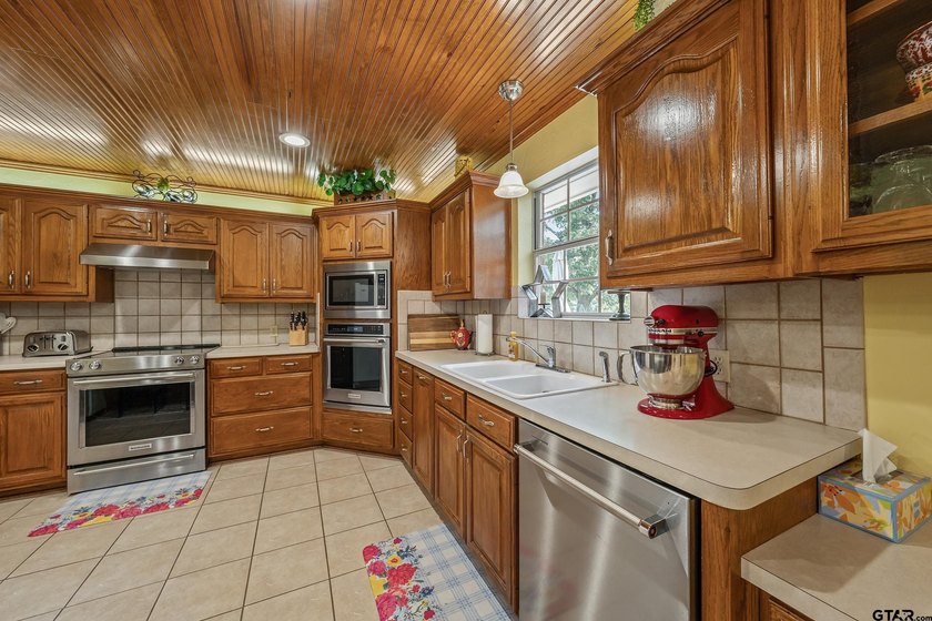 Experience peaceful country living with this beautifully crafted - photo 9