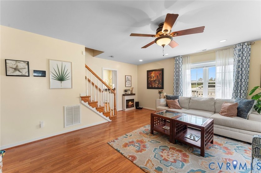 Welcome to this beautiful 1,843 sq ft traditional two-story - photo 3