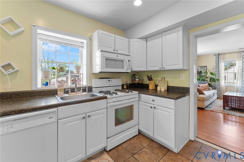 Welcome to this beautiful 1,843 sq ft traditional two-story - photo 7