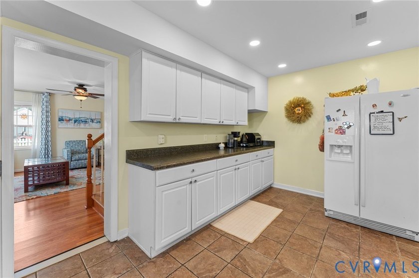 Welcome to this beautiful 1,843 sq ft traditional two-story - photo 8