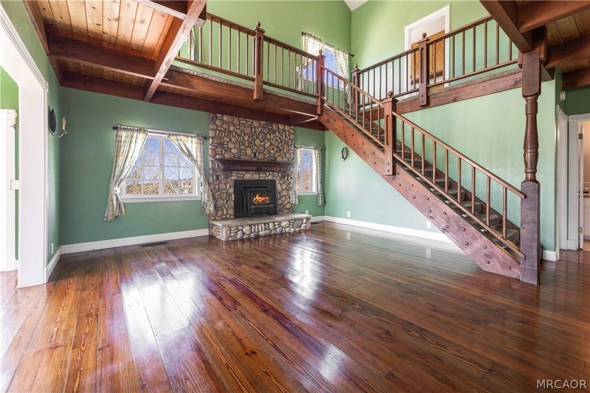 Welcome to this gorgeous Estate on over an acre of beautifully - photo 12