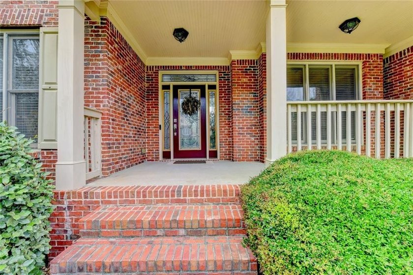 Welcome to this beautifully designed 5-bedroom, 4-bathroom home - photo 4