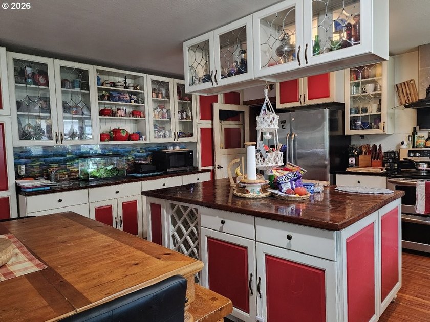 Tucked away among the Trees, this private Country retreat offers - photo 17