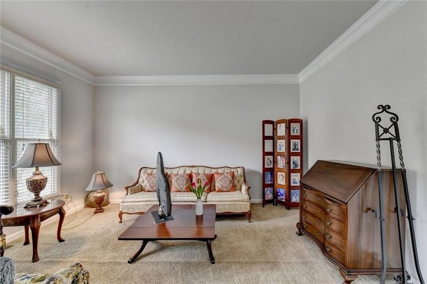 Welcome to this beautifully designed 5-bedroom, 4-bathroom home - photo 9