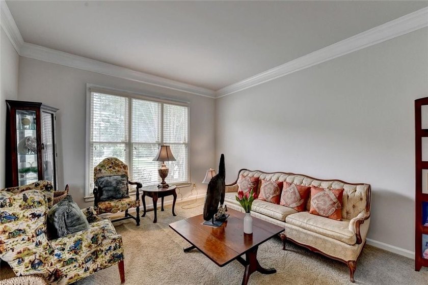 Welcome to this beautifully designed 5-bedroom, 4-bathroom home - photo 10