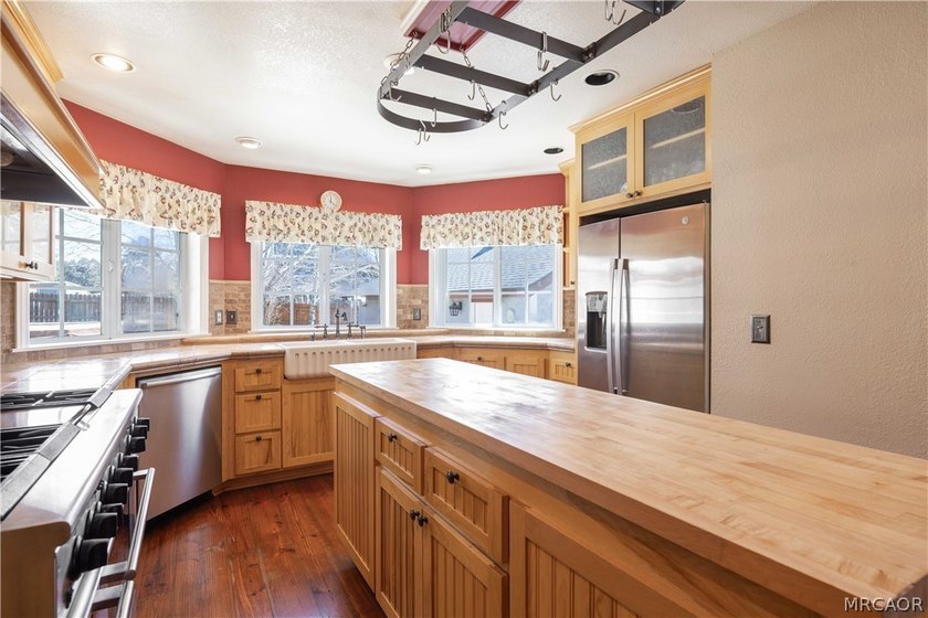 Welcome to this gorgeous Estate on over an acre of beautifully - photo 21