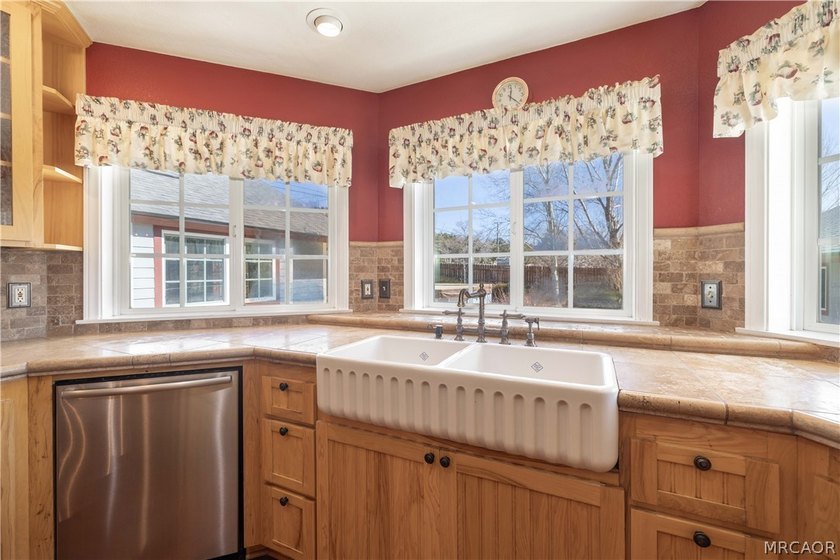 Welcome to this gorgeous Estate on over an acre of beautifully - photo 22