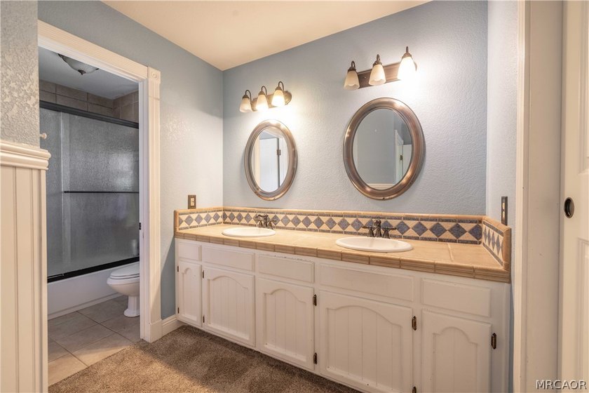 Welcome to this gorgeous Estate on over an acre of beautifully - photo 37