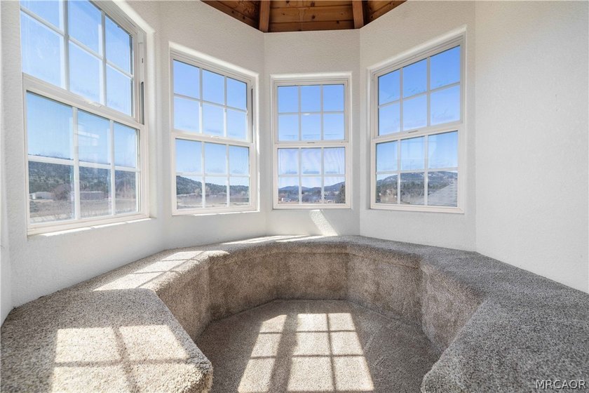 Welcome to this gorgeous Estate on over an acre of beautifully - photo 49