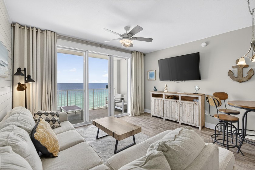 This is a MUST SEE! TOTALLY RENOVATED 1 bed / 2 ba at Majestic - photo 2