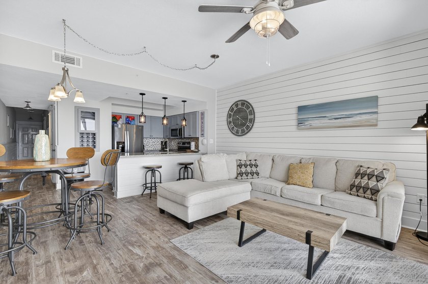 This is a MUST SEE! TOTALLY RENOVATED 1 bed / 2 ba at Majestic - photo 6