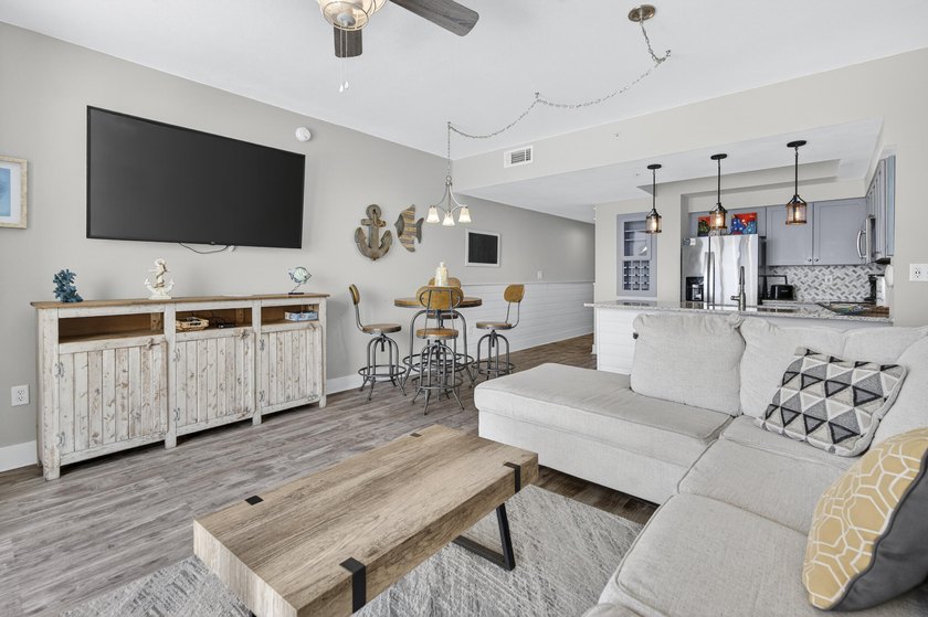 This is a MUST SEE! TOTALLY RENOVATED 1 bed / 2 ba at Majestic - photo 7