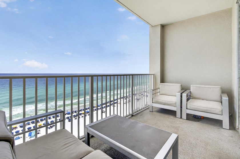 This is a MUST SEE! TOTALLY RENOVATED 1 bed / 2 ba at Majestic - photo 8