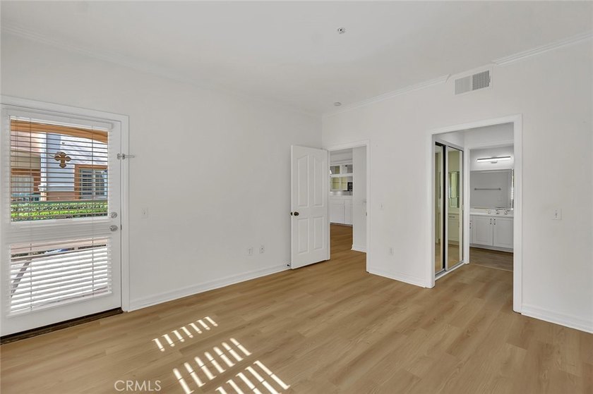Discover luxurious single-level living in this well appointed 2 - photo 11