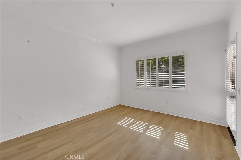Discover luxurious single-level living in this well appointed 2 - photo 12