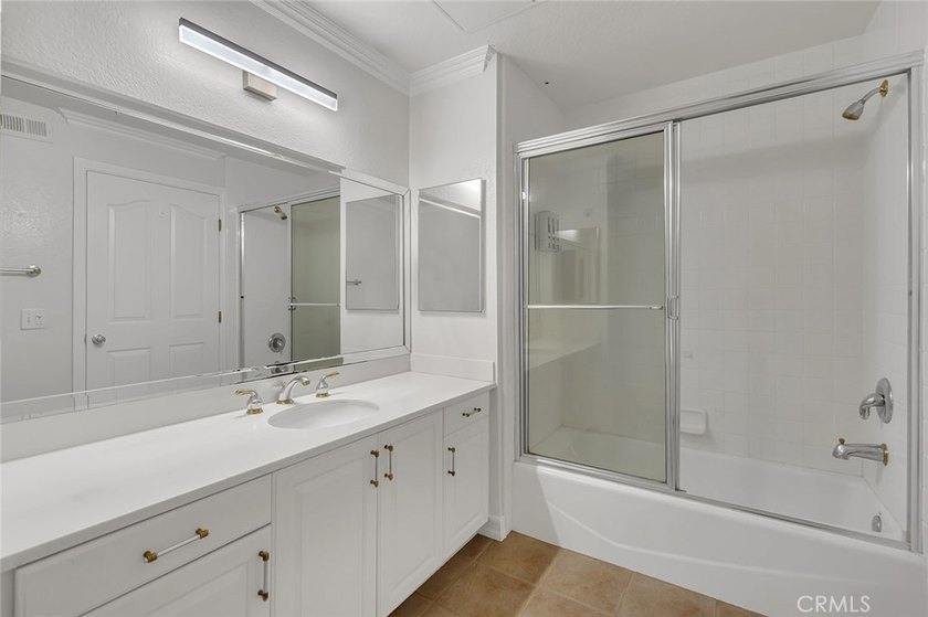 Discover luxurious single-level living in this well appointed 2 - photo 14
