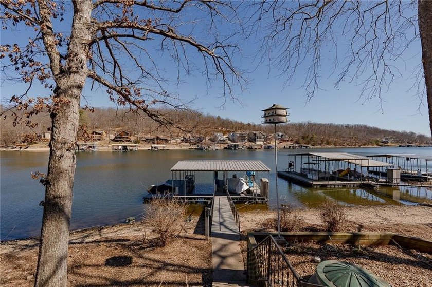 Nestled at the 8 MM in Buck Creek Cove, this lakefront retreat - photo 3
