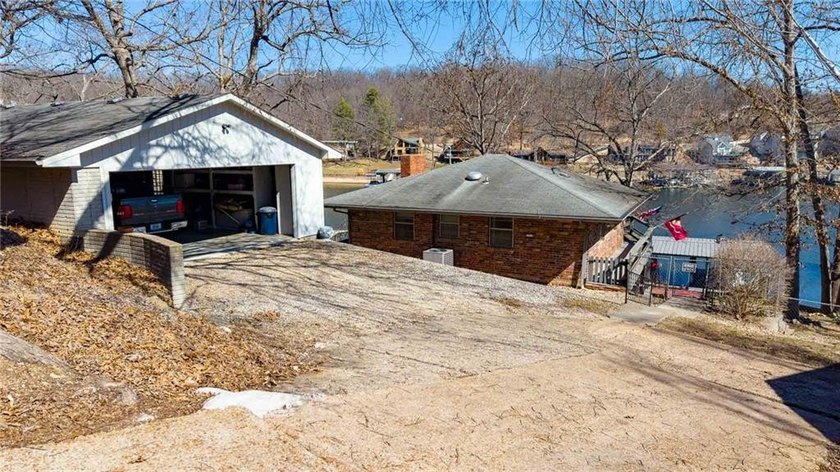 Nestled at the 8 MM in Buck Creek Cove, this lakefront retreat - photo 4