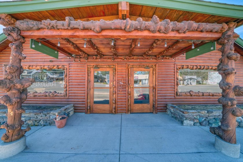 Nestled in the heart of the Lost Sierra, the iconic Log Cabin - photo 47