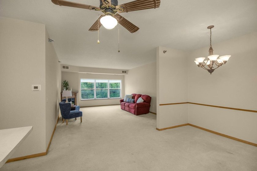 Bright &amp; sunny south-facing condo now available in the popular - photo 3