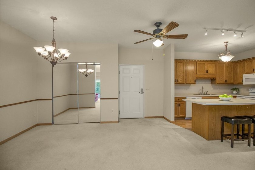 Bright &amp; sunny south-facing condo now available in the popular - photo 4