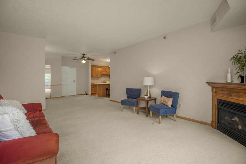 Bright &amp; sunny south-facing condo now available in the popular - photo 6