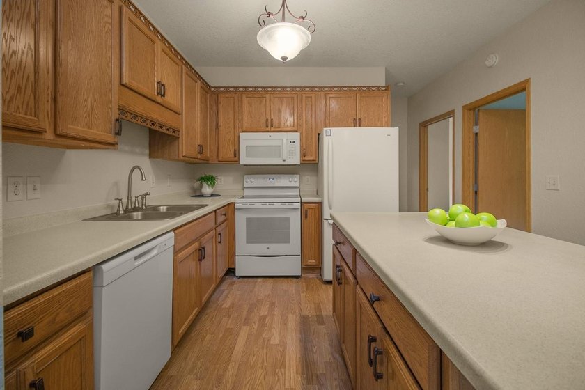 Bright &amp; sunny south-facing condo now available in the popular - photo 7