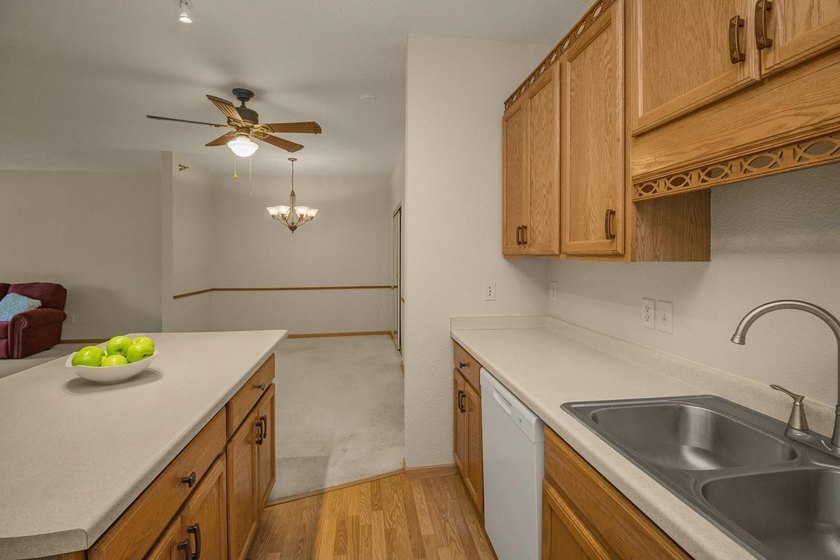 Bright &amp; sunny south-facing condo now available in the popular - photo 8