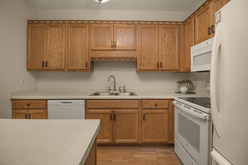 Bright &amp; sunny south-facing condo now available in the popular - photo 9