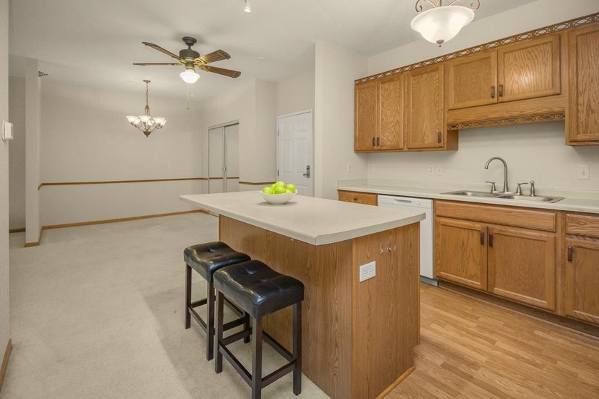 Bright &amp; sunny south-facing condo now available in the popular - photo 10