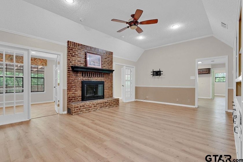 Looking for a well maintained and updated home in Hideaway? You - photo 5
