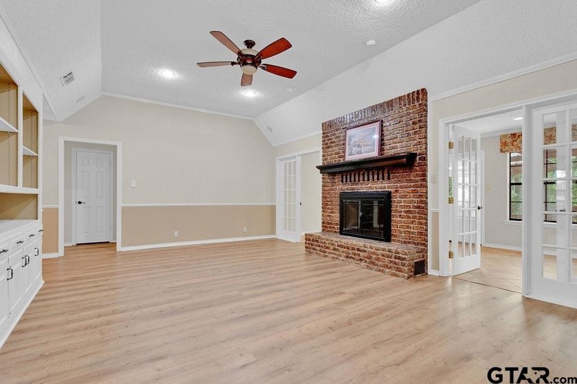 Looking for a well maintained and updated home in Hideaway? You - photo 7