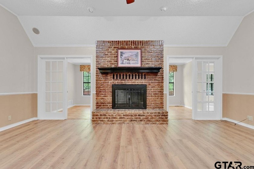 Looking for a well maintained and updated home in Hideaway? You - photo 9