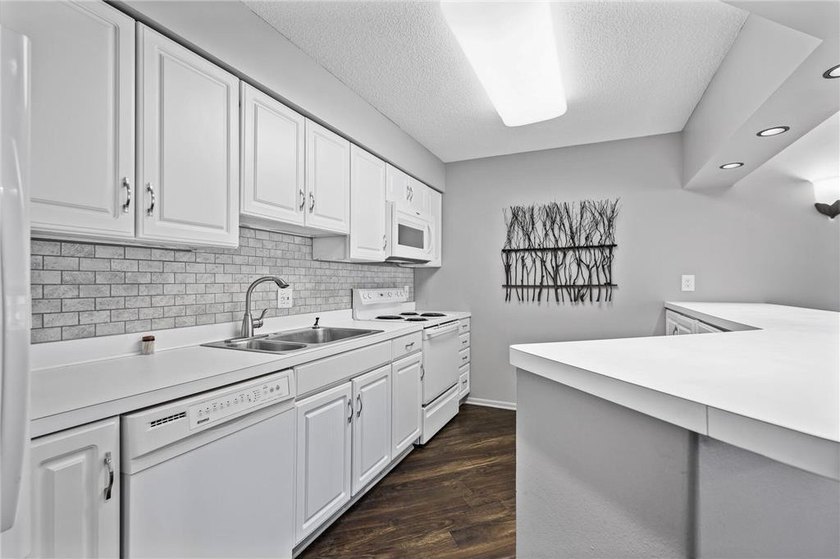 Welcome Home! Greenbrier Village has so many amenities, you can - photo 28