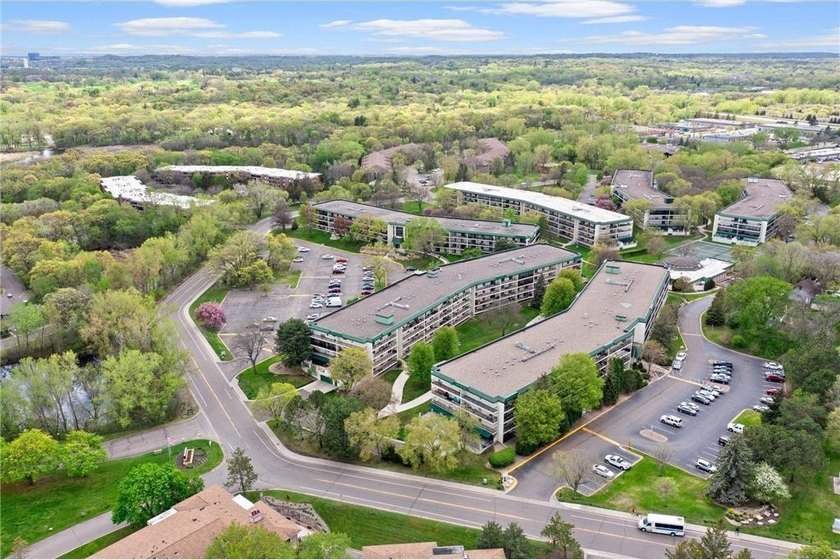 Welcome Home! Greenbrier Village has so many amenities, you can - photo 40
