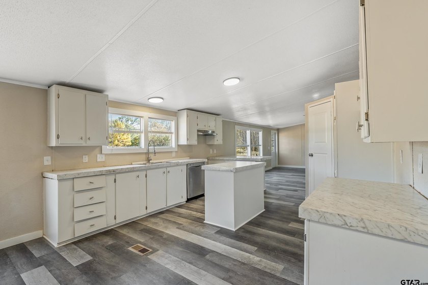 Welcome to this beautifully updated 4-bedroom, 2-bathroom mobile - photo 2