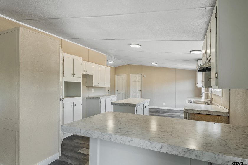 Welcome to this beautifully updated 4-bedroom, 2-bathroom mobile - photo 3